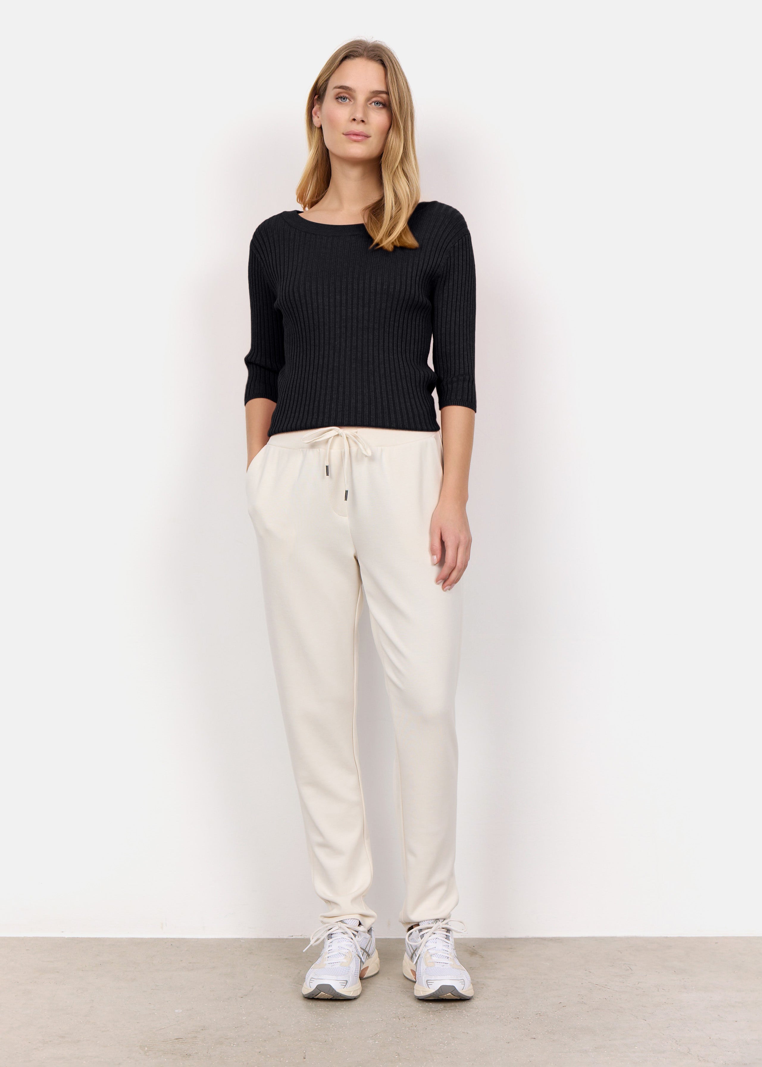 Découvrez le jogging de Soya Concept. Confortable, coupe ample, taille ajustable et fabriqué en modal doux. Parfait pour les sorties décontractées.