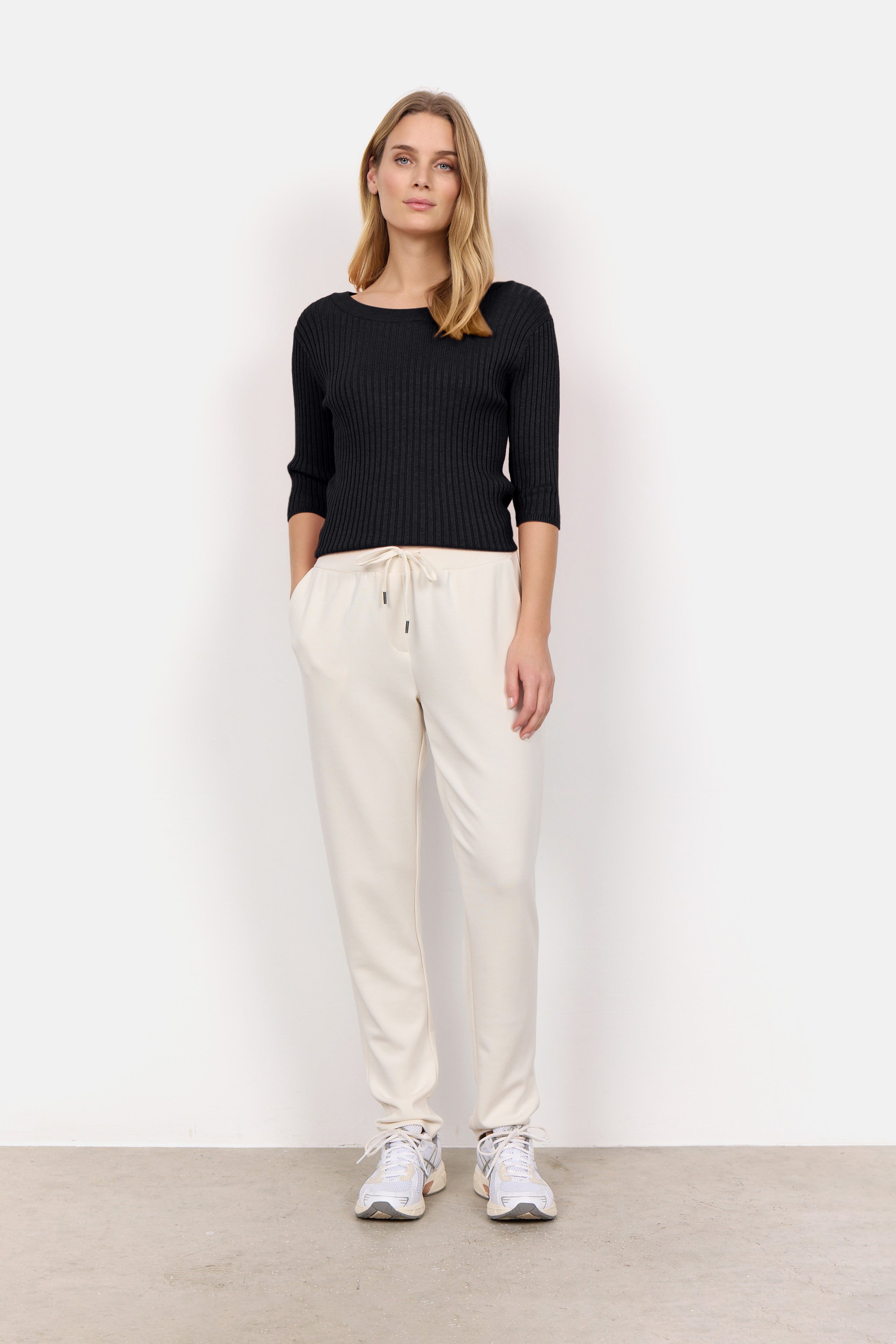 Découvrez le jogging de Soya Concept. Confortable, coupe ample, taille ajustable et fabriqué en modal doux. Parfait pour les sorties décontractées.