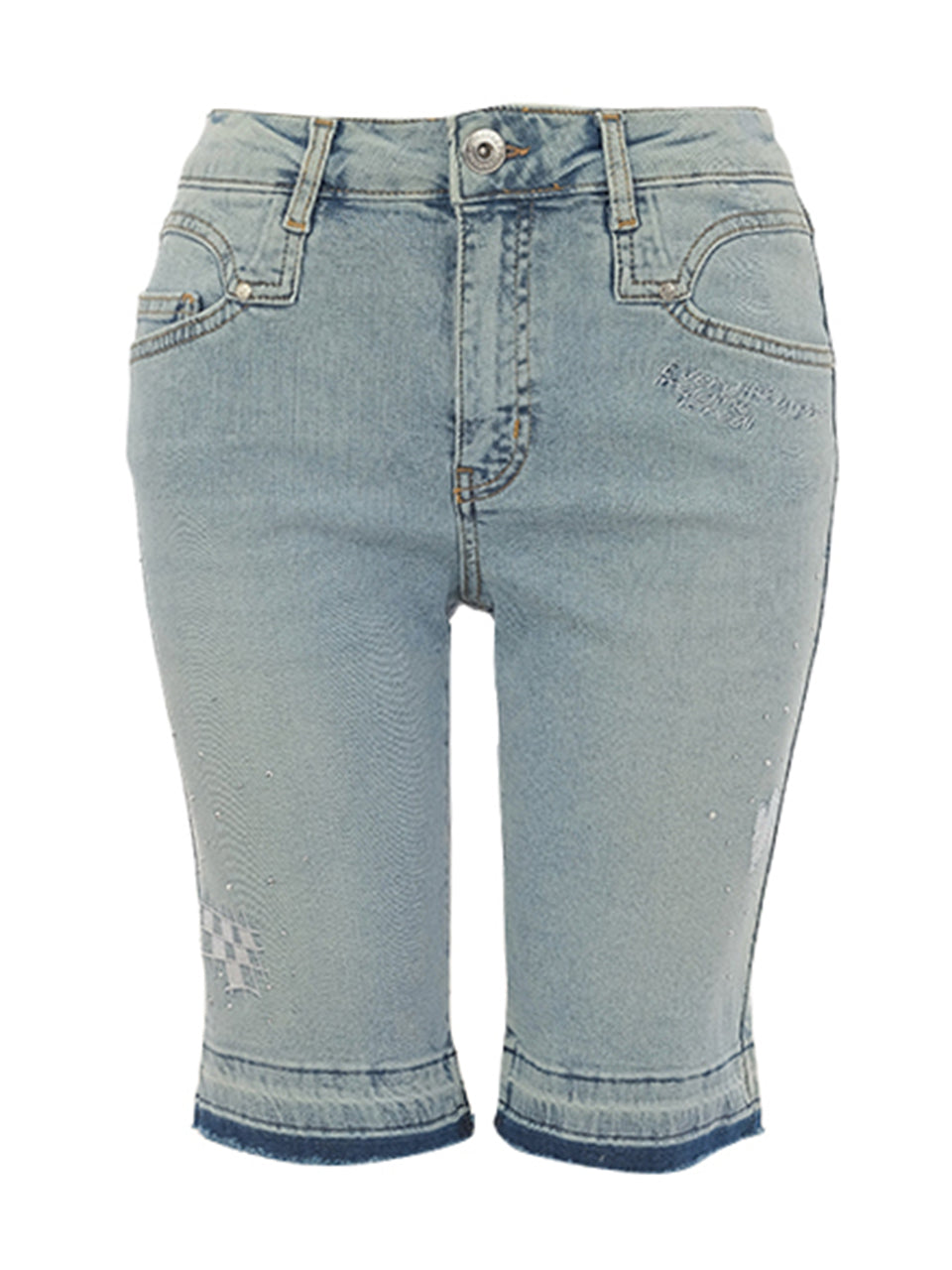 Bermuda couleur denim avec broderies de cœurs blancs, écriture et petits dessins, détails de strass argentés sur le côté, style décontracté chic.