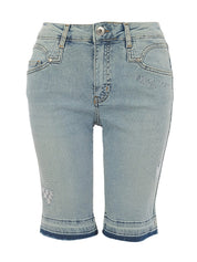 Bermuda couleur denim avec broderies de cœurs blancs, écriture et petits dessins, détails de strass argentés sur le côté, style décontracté chic.