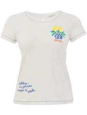 T-shirt de couleur blanc avec motif cœur au dos, détails de paillettes et coutures argentées au col, manches et bas, style élégant et confortable.