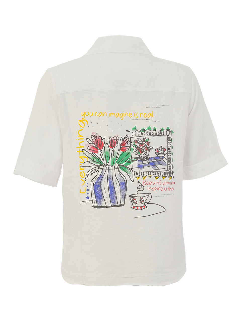 Blouse à manches courtes avec poche brodée à l’avant et grand imprimé artistique coloré au dos avec strass et paillettes, style estival élégant.