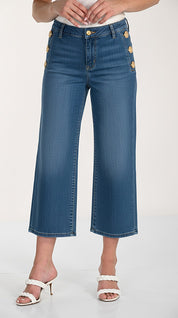 Jeans gaucho couleur denim avec boutons dorés, style moderne et élégant.