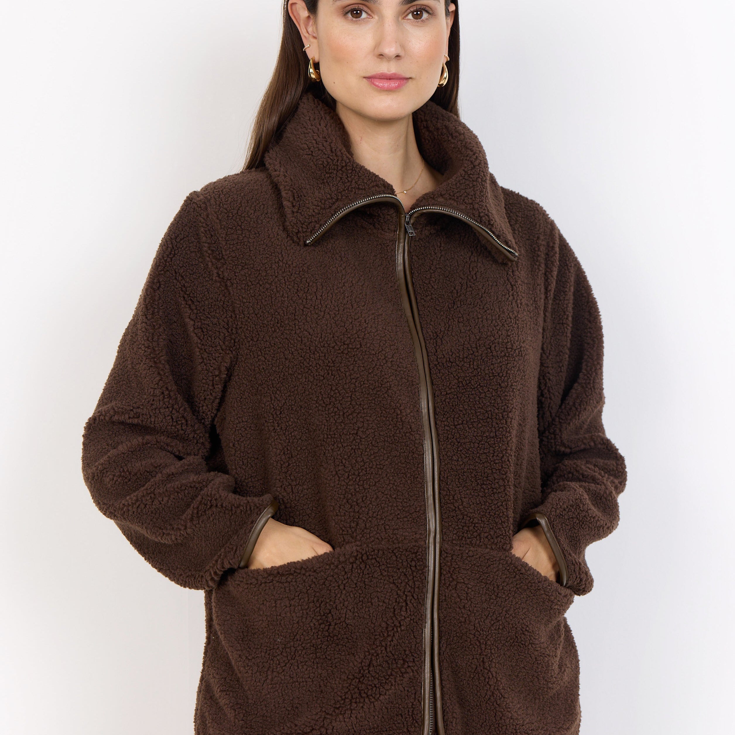 Veste polaire Soya Concept en polyester recyclé, de couleur brun, avec col montant, fermeture éclair et deux poches.