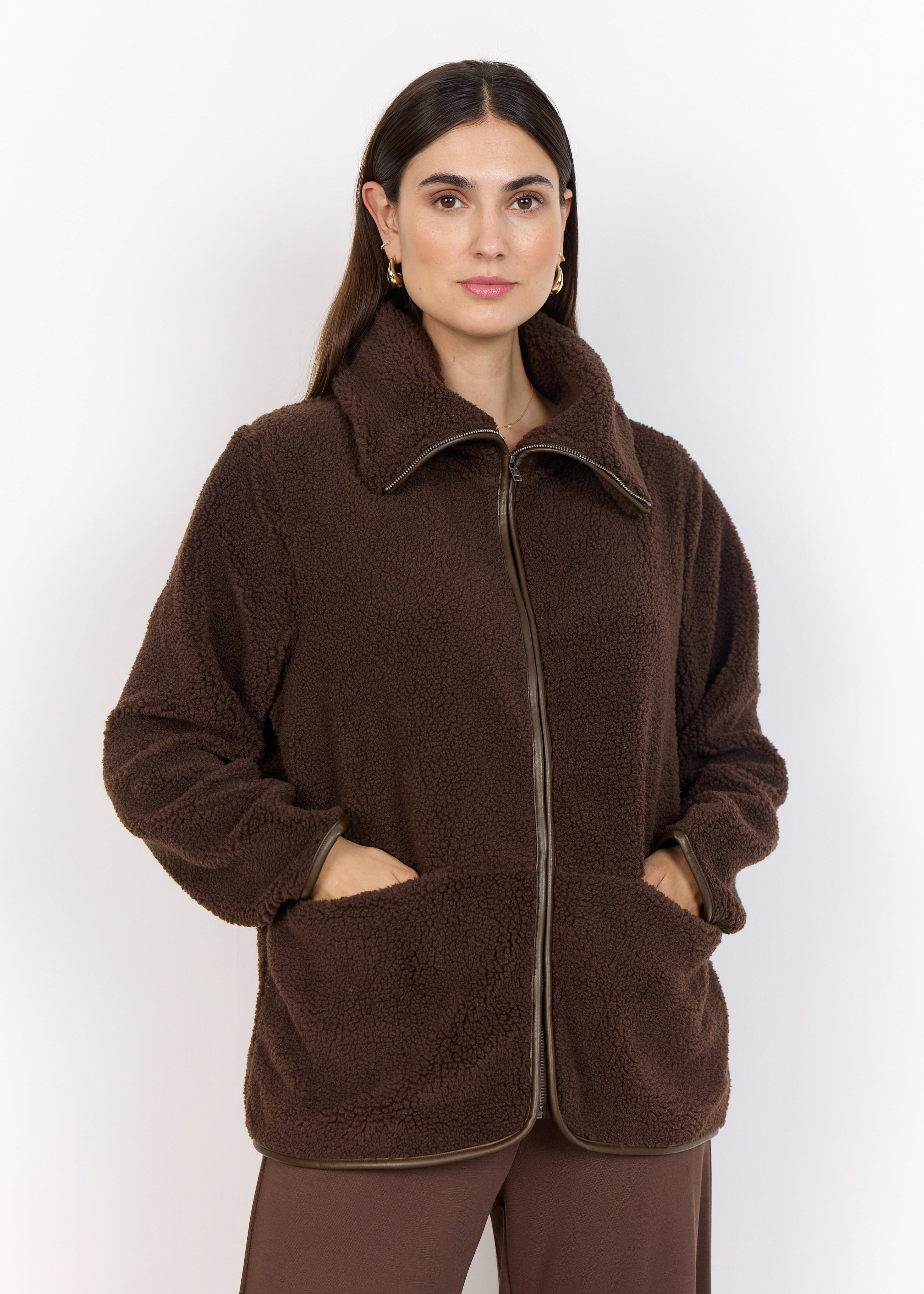 Veste polaire Soya Concept en polyester recyclé, de couleur brun, avec col montant, fermeture éclair et deux poches.