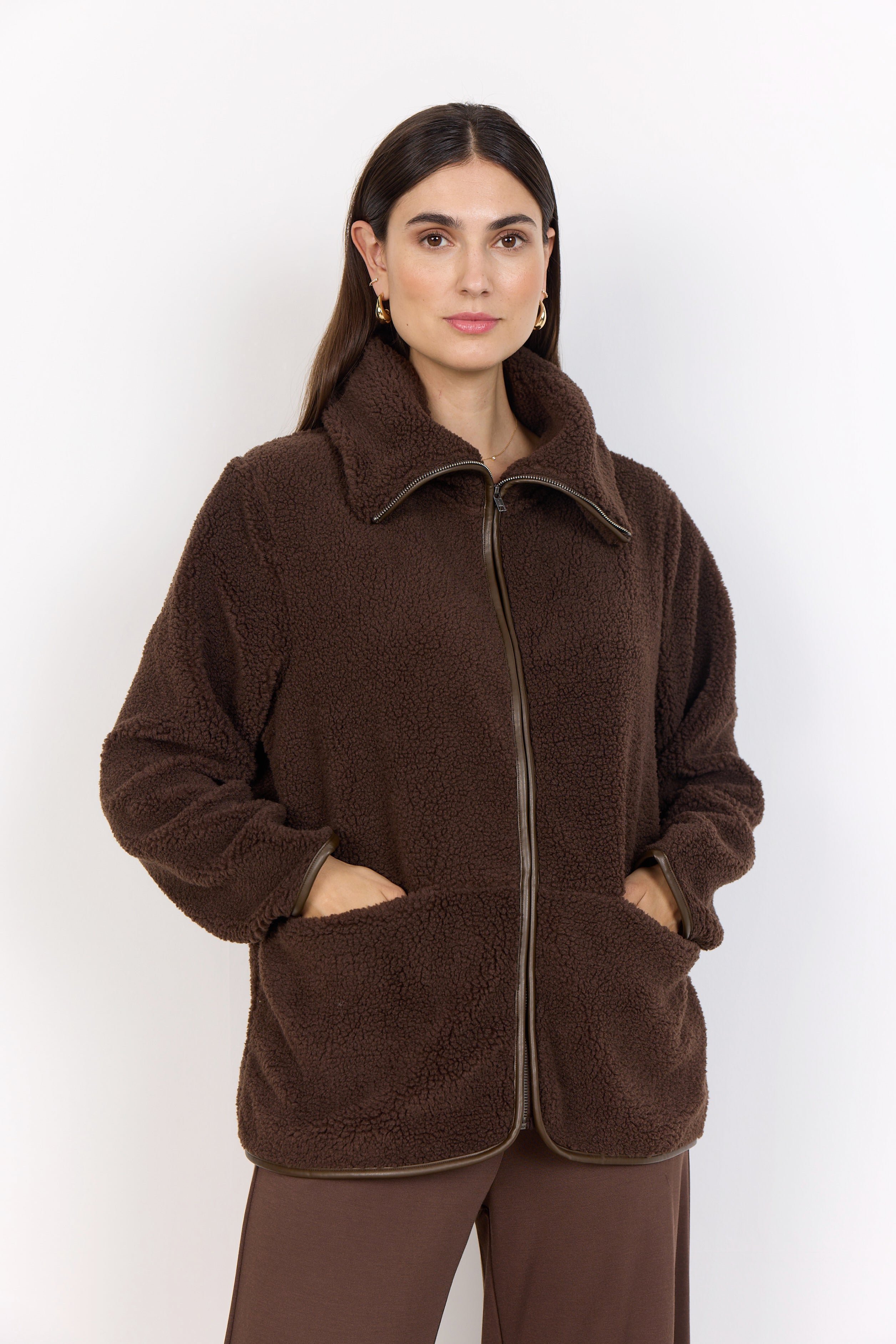 Veste polaire Soya Concept en polyester recyclé, de couleur brun, avec col montant, fermeture éclair et deux poches.