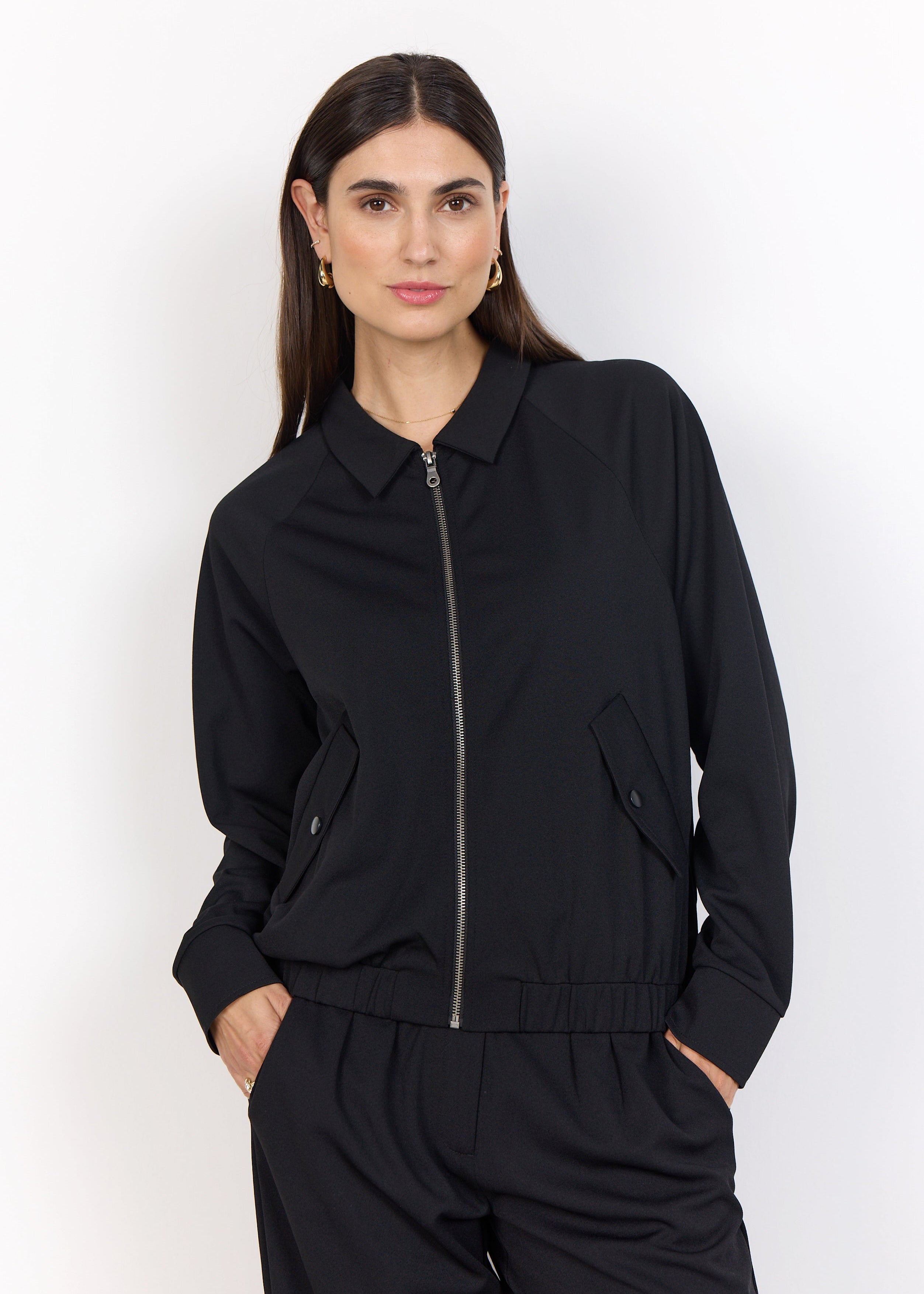Veston de style bomber infroissable pour femme, de couleur noire. Fabriqué en 100% Coton Organique (biologique). Marque Soyaconcept.