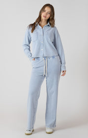 Pantalon jogging large effet jeans, couleur bleu clair lavé, tissu en coton et polyester, coupe ample et confortable.