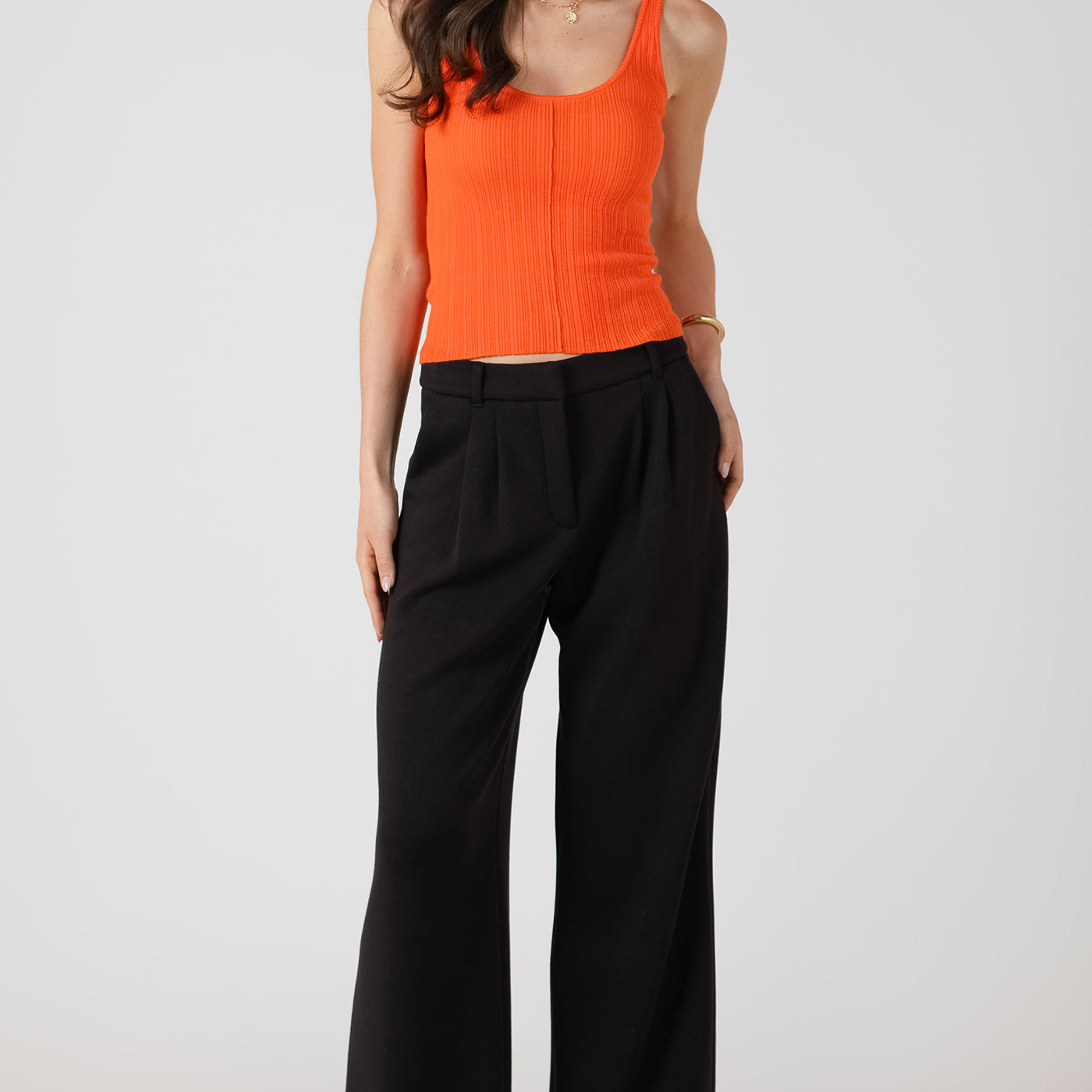 Pantalon large à plis en tissu confort, couleurs perle et noir, tissu extensible en rayonne, polyester et spandex, style fluide et élégant.