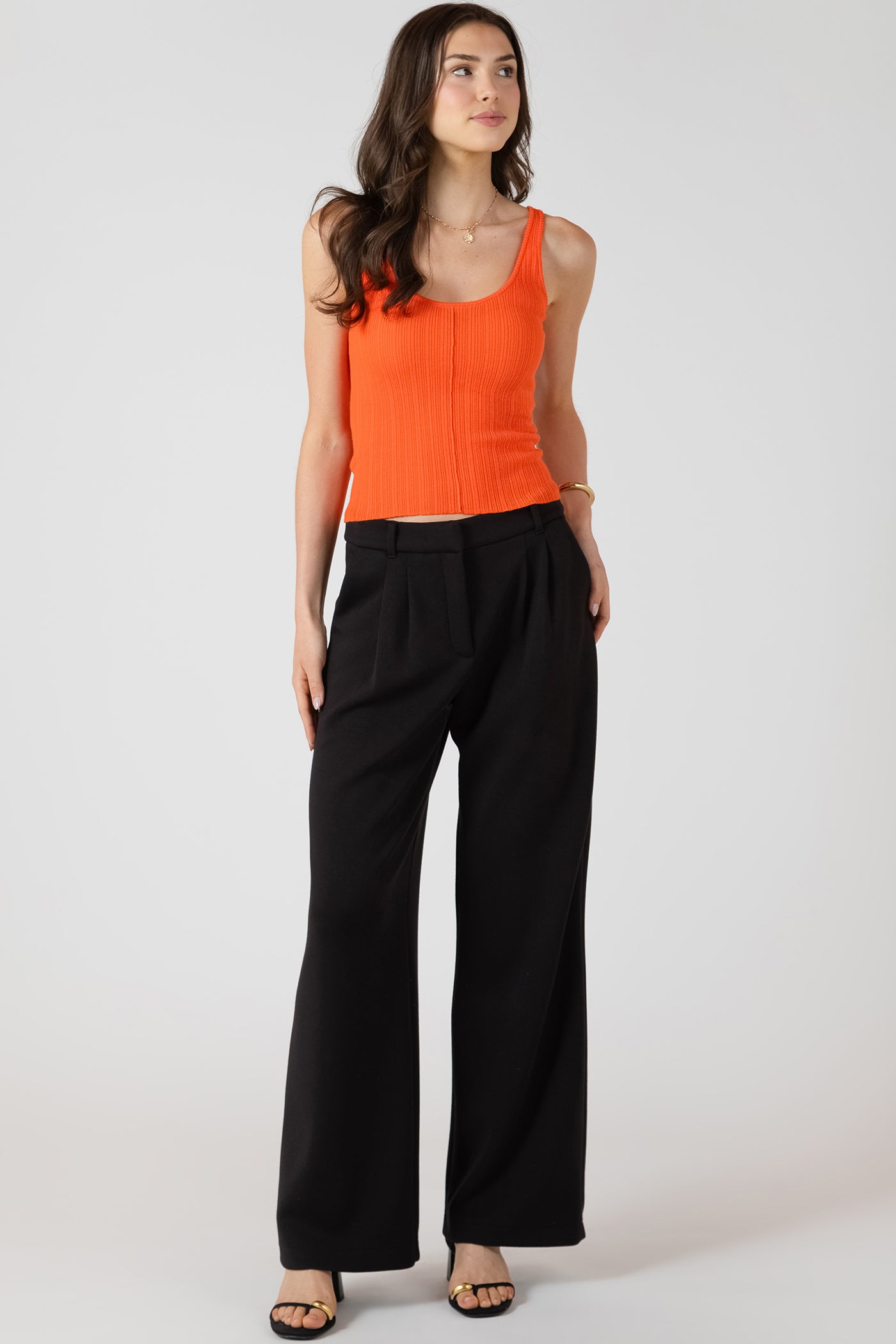 Pantalon large à plis en tissu confort, couleurs perle et noir, tissu extensible en rayonne, polyester et spandex, style fluide et élégant.