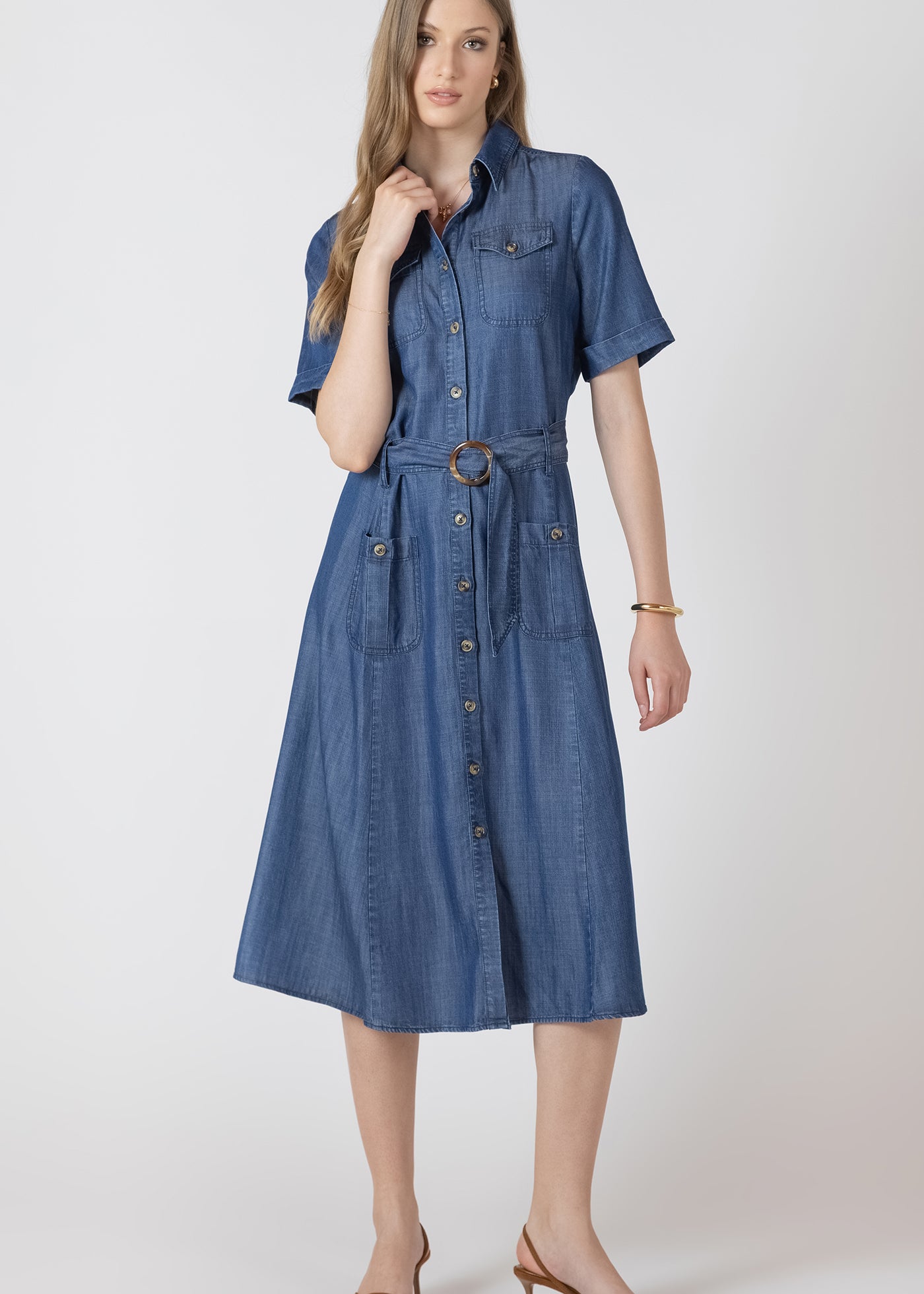 Robe en Tencel effet jeans avec ceinture, couleur indigo moyen lavé, tissu doux et respirant, style décontracté et élégant.