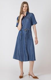 Robe en Tencel effet jeans avec ceinture, couleur indigo moyen lavé, tissu doux et respirant, style décontracté et élégant.