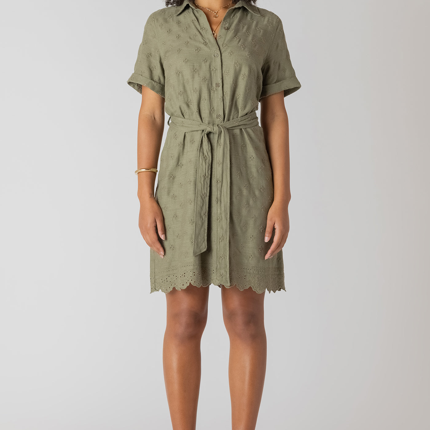 Robe en broderie anglaise avec ceinture, couleur sauge, tissu léger en viscose et lin, style délicat et estival.