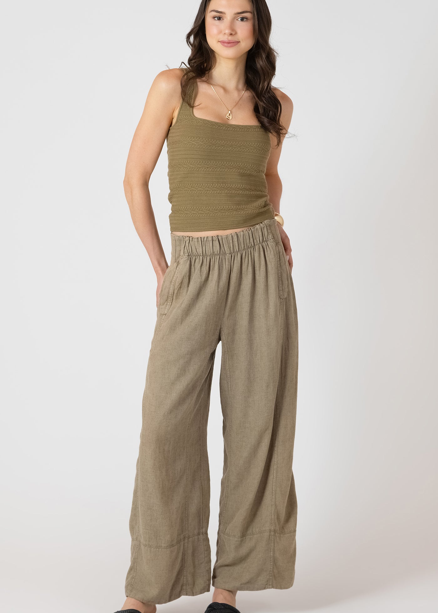 Pantalon large à taille élastique, couleur olive délavé, tissu léger en viscose et lin, style décontracté et confortable.