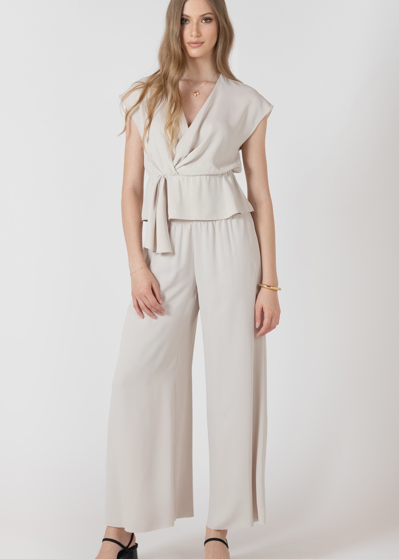 Pantalon fluide à jambe large avec taille élastique, couleur perle, tissu infroissable en polyester, style confortable et élégant.