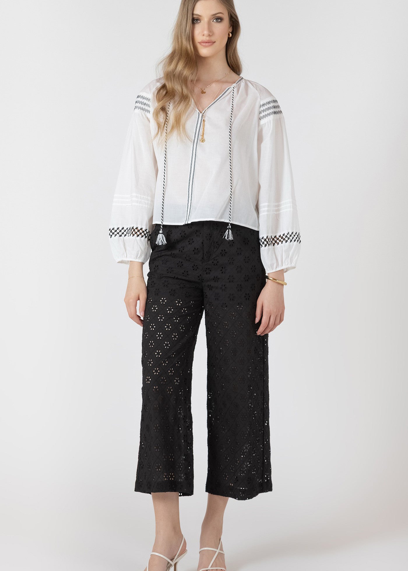 4 en broderie anglaise noir, style léger et estival avec coupe fluide