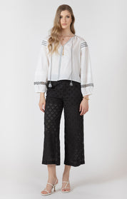 Pantalon large 3/4 en broderie anglaise noir, style léger et estival avec coupe fluide