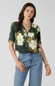 Chemisier imprimé avec motif floral vert forêt, jaune et ivoire, tissu léger et longueur plus courte.
