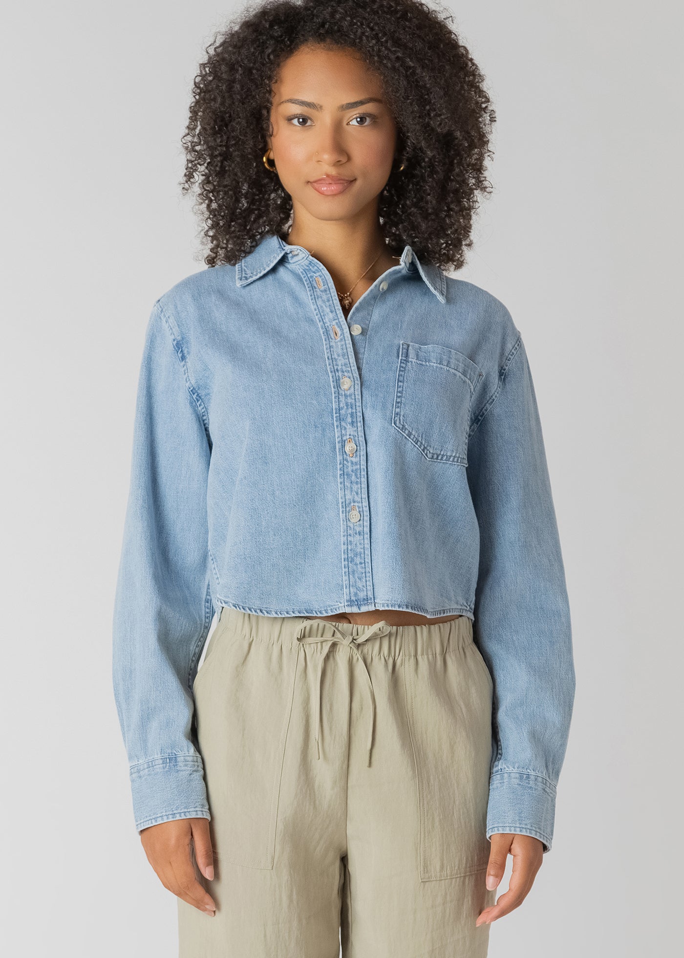 Chemisier en Tencel effet jeans, couleur bleu moyen délavé, tissu doux et respirant, style décontracté et soigné.