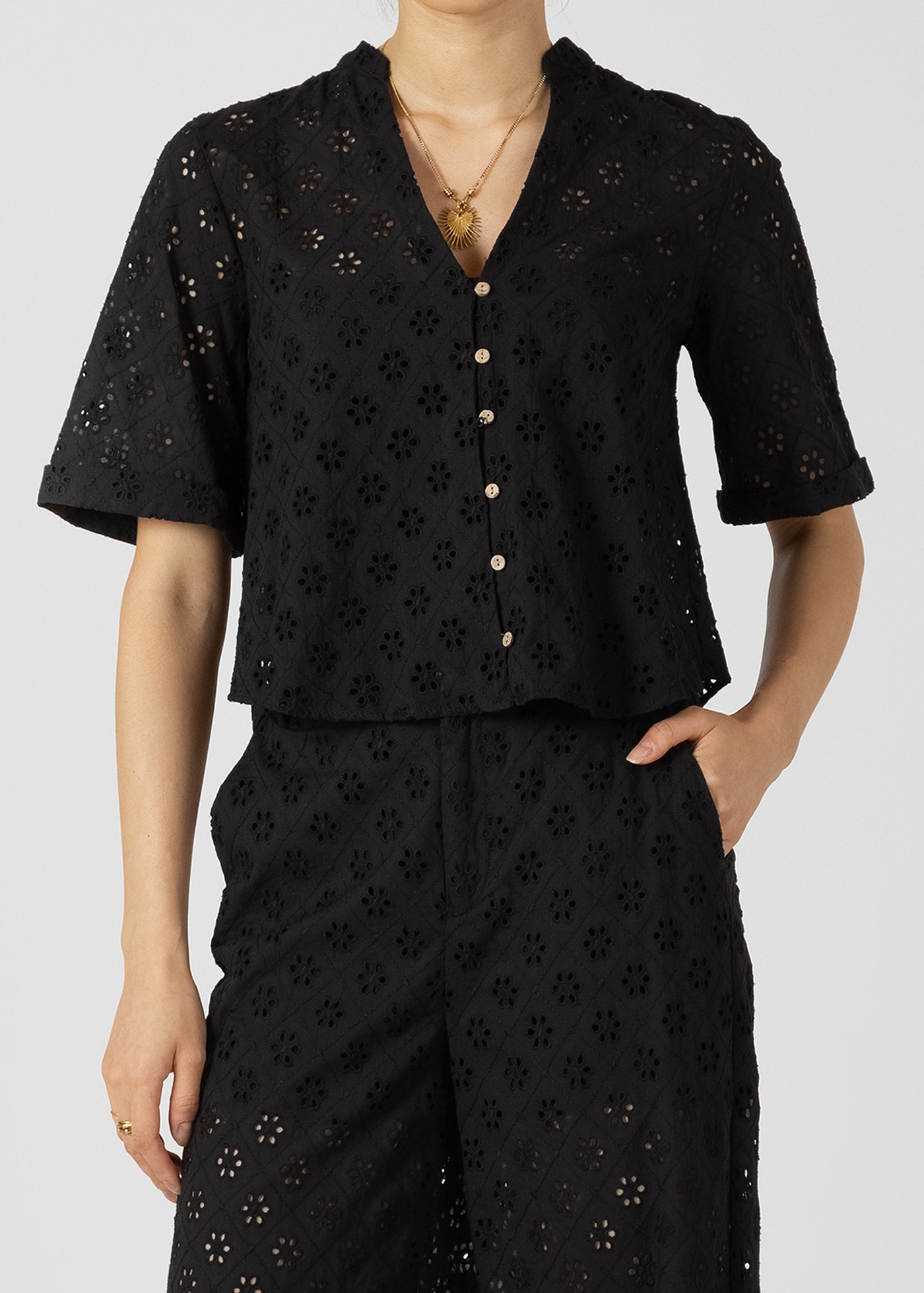 Chemisier en broderie anglaise noir à manches courtes avec col trou de serrure et boutons en bois, style féminin et estival