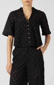 Chemisier en broderie anglaise noir à manches courtes avec col trou de serrure et boutons en bois, style féminin et estival