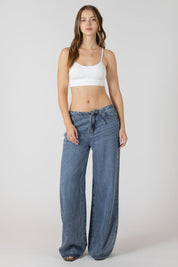 Bralette sans couture avec pads amovibles, bretelles ajustables, tissu extensible en nylon et spandex, couleurs beige et blanc, style confortable et épuré.