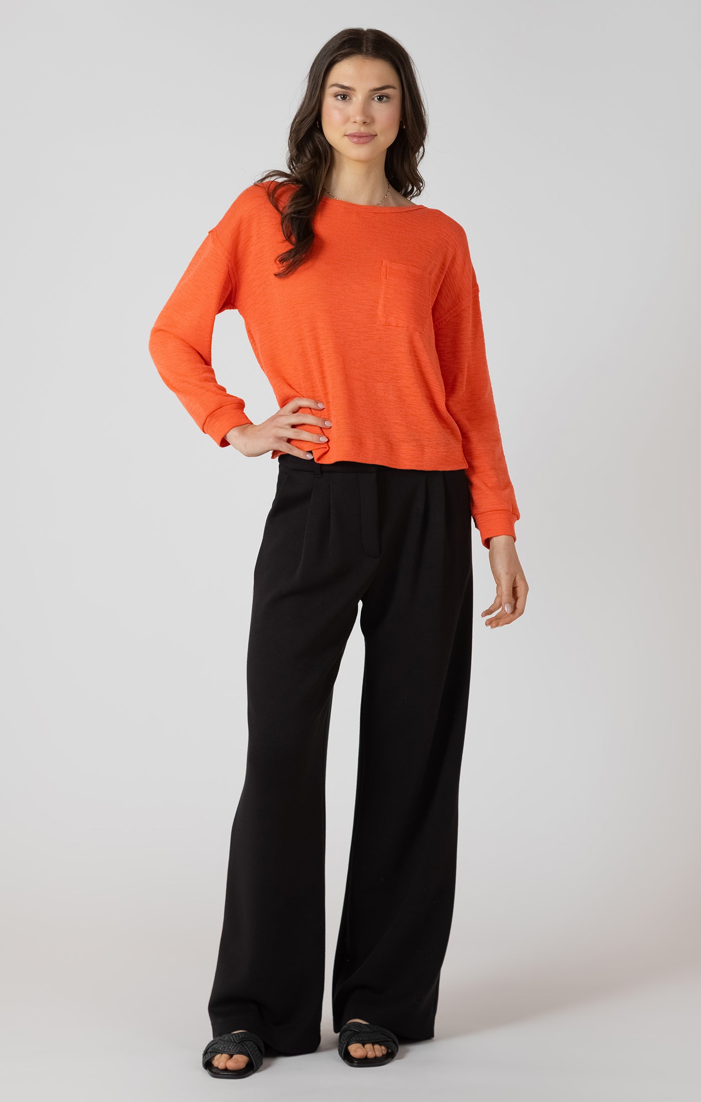 Chandail oversize avec poche à l’avant, couleur éclat d’orange, tissu en polyester, coton et viscose, style décontracté et confortable.