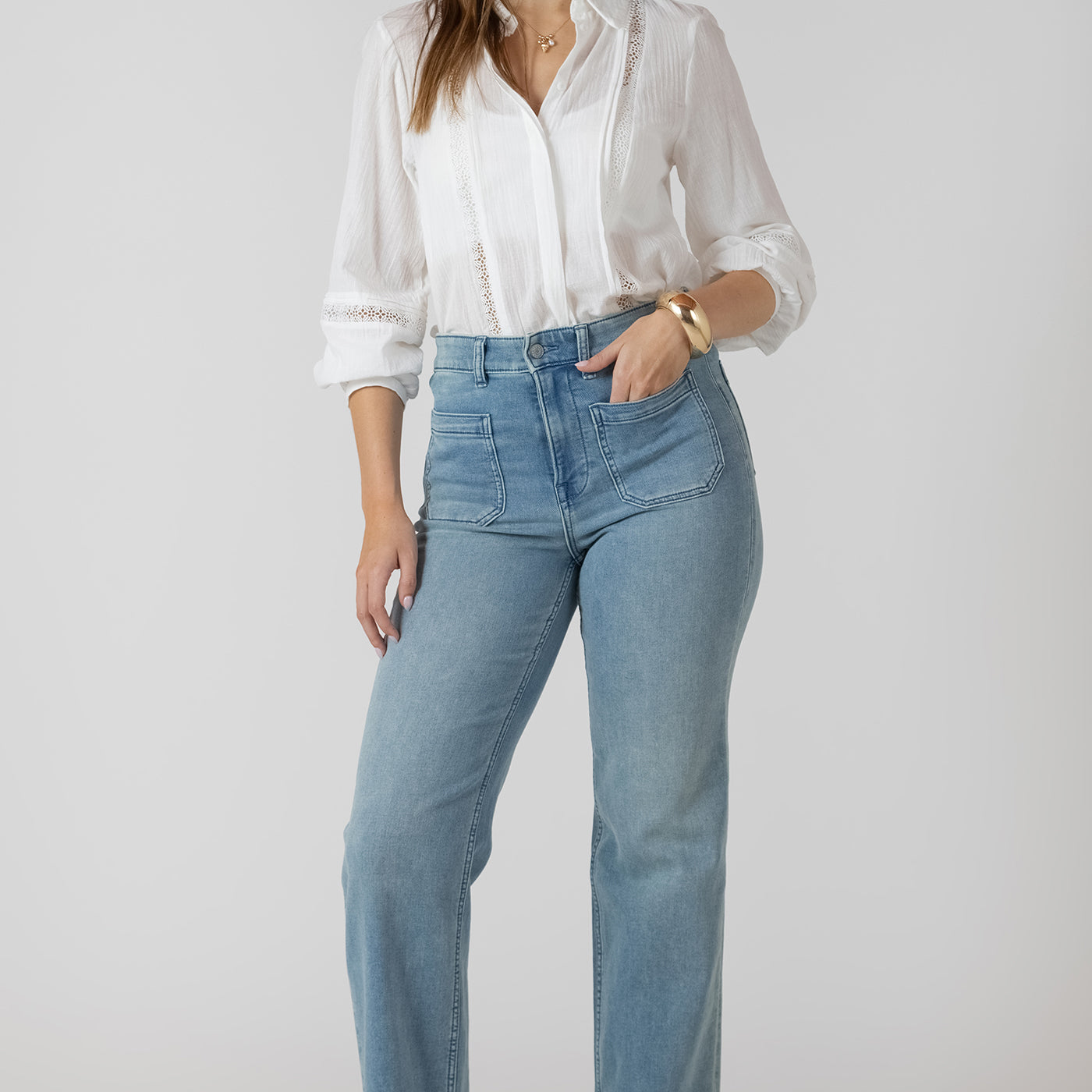 Jeans droit  avec poches à l’avant, couleur délavé bleu côtier, tissu en coton et lyocell, style décontracté et confortable.