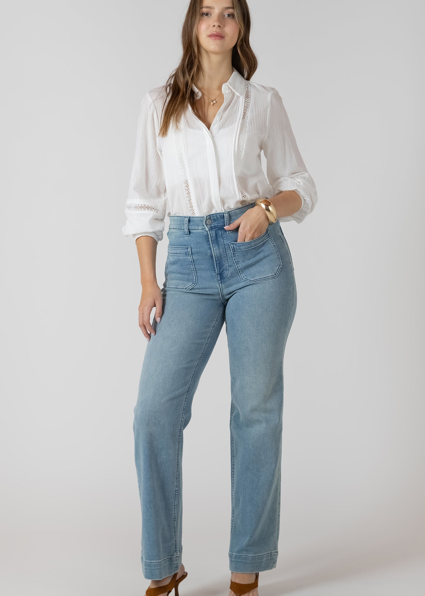 Jeans droit  avec poches à l’avant, couleur délavé bleu côtier, tissu en coton et lyocell, style décontracté et confortable.