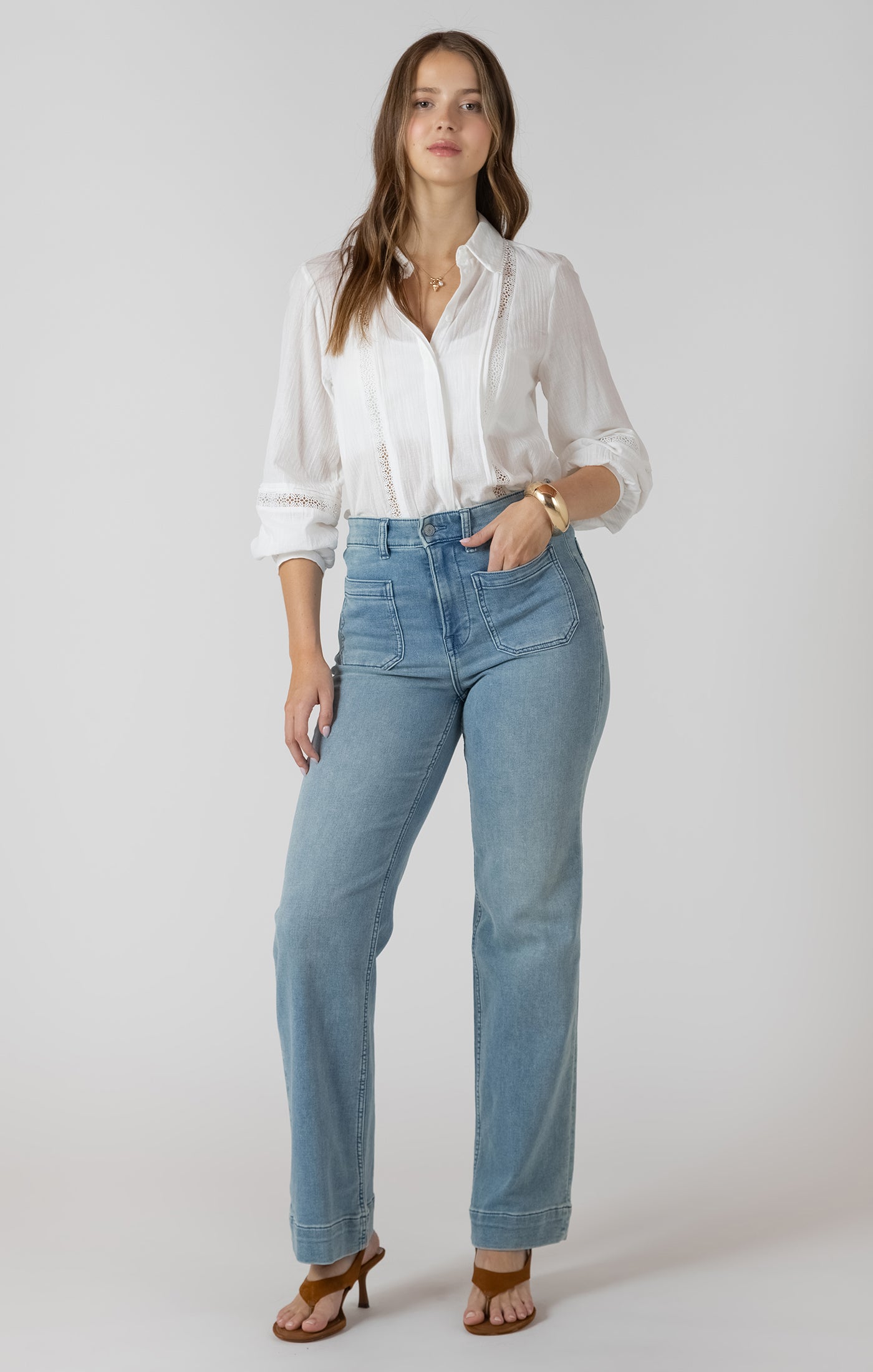Jeans droit  avec poches à l’avant, couleur délavé bleu côtier, tissu en coton et lyocell, style décontracté et confortable.