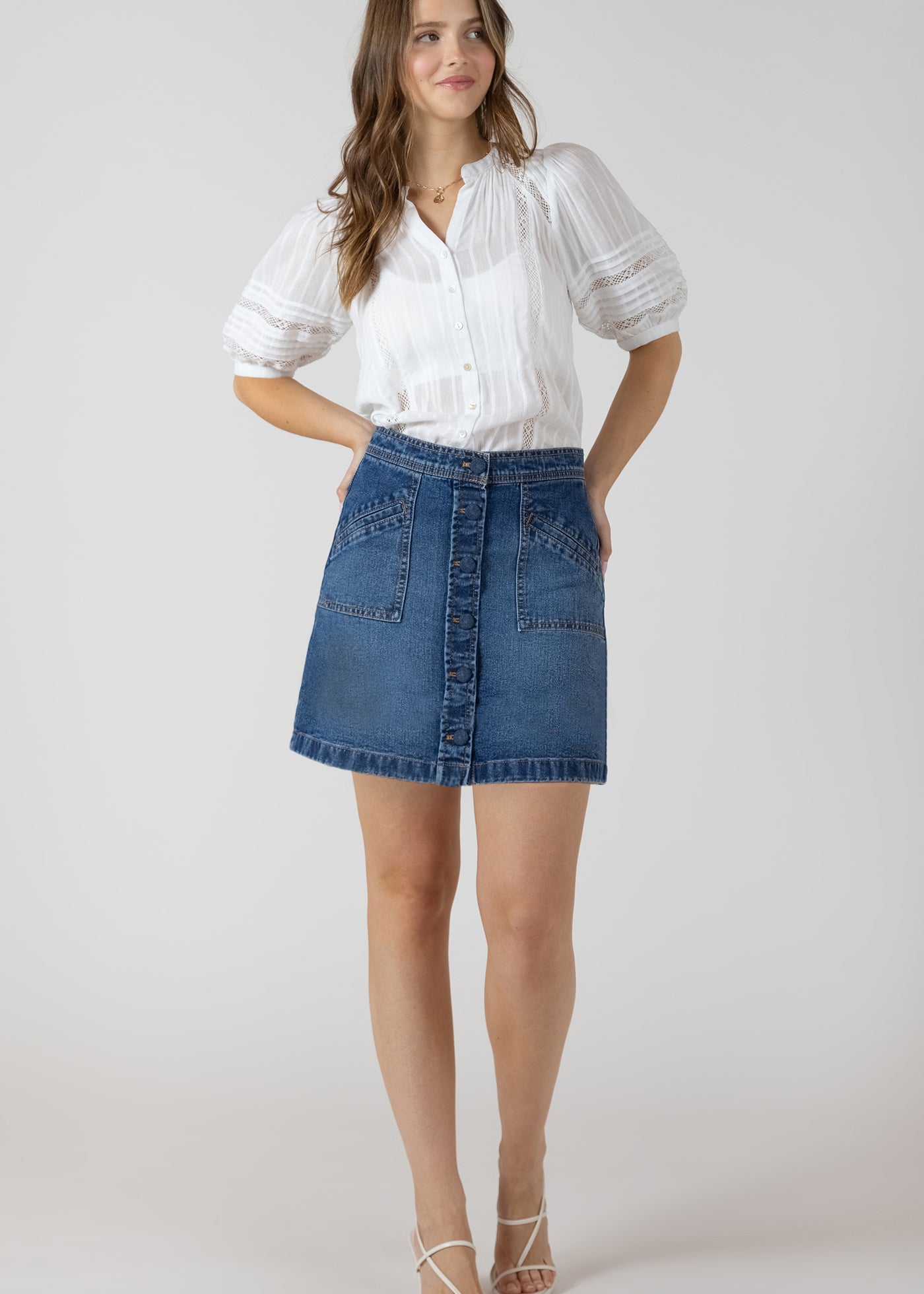 Jupe en jeans avec boutons à l’avant, denim 100 % coton, style classique et polyvalent facile à porter au quotidien.