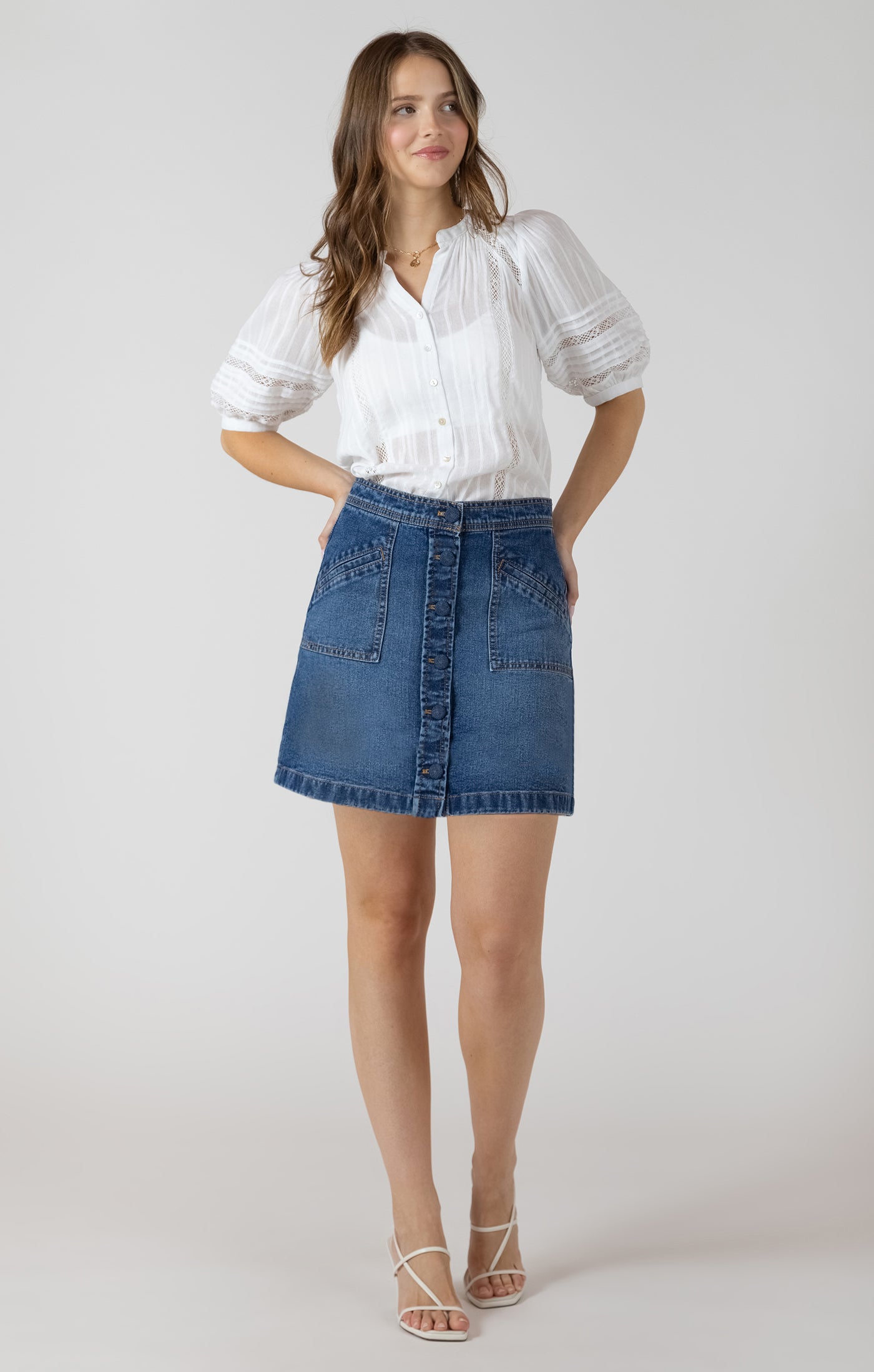 Jupe en jeans avec boutons à l’avant, denim 100 % coton, style classique et polyvalent facile à porter au quotidien.
