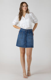 Jupe en jeans avec boutons à l’avant, denim 100 % coton, style classique et polyvalent facile à porter au quotidien.