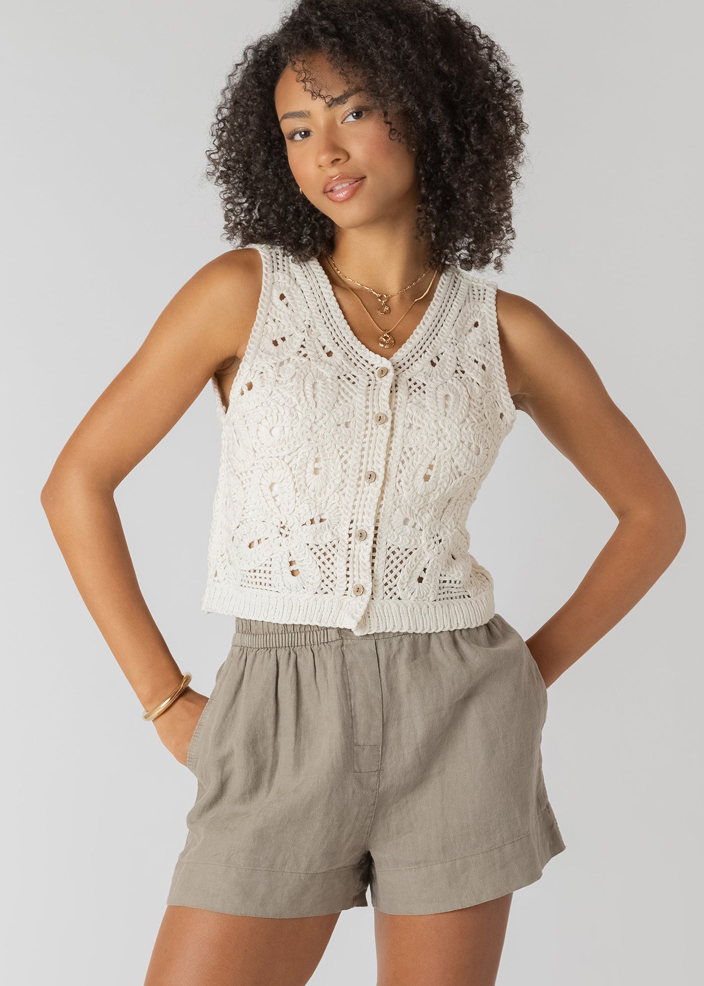 Débardeur en crochet ajouré couleur crème, style féminin et léger, parfait pour l’été.