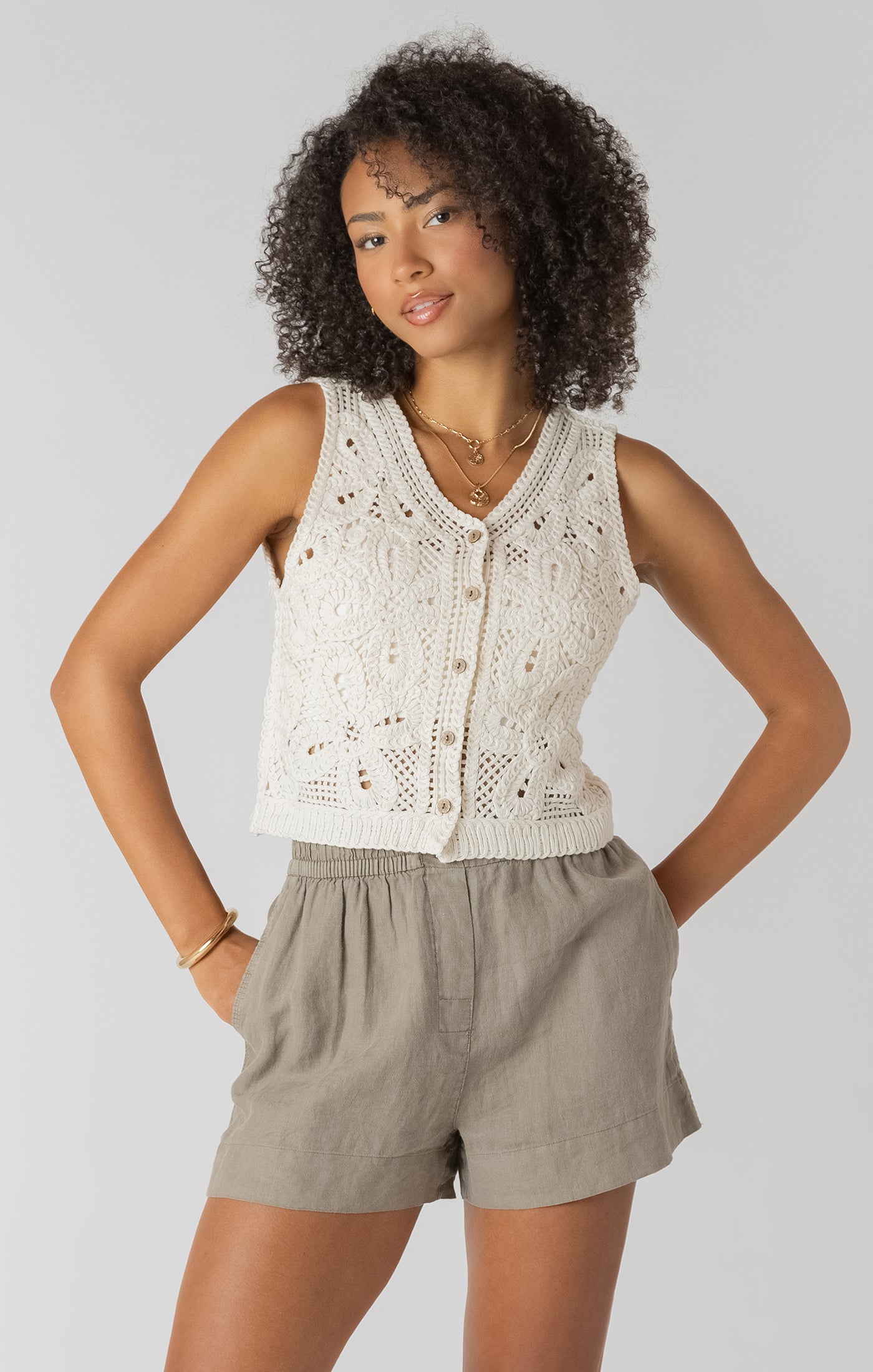 Débardeur en crochet ajouré couleur crème, style féminin et léger, parfait pour l’été.