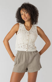 Débardeur en crochet ajouré couleur crème, style féminin et léger, parfait pour l’été.