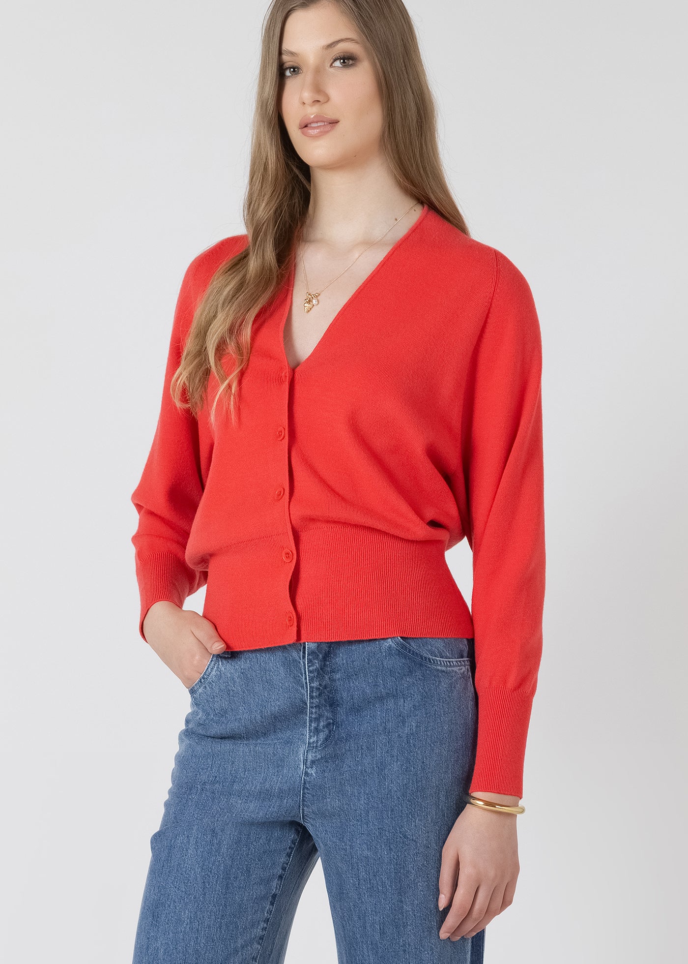 Cardigan en tricot de couleur cerise, tissu en rayonne, polyester et nylon, style confortable et facile à superposer.