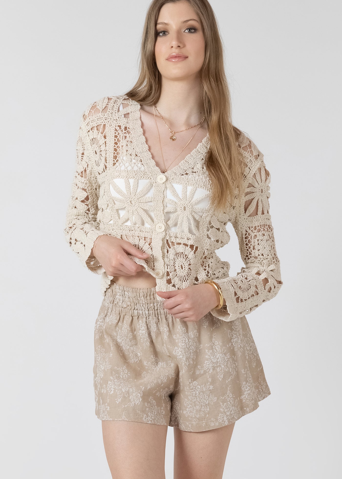 Cardigan en crochet ajouré couleur avoine clair, style léger et féminin, idéal à superposer en été