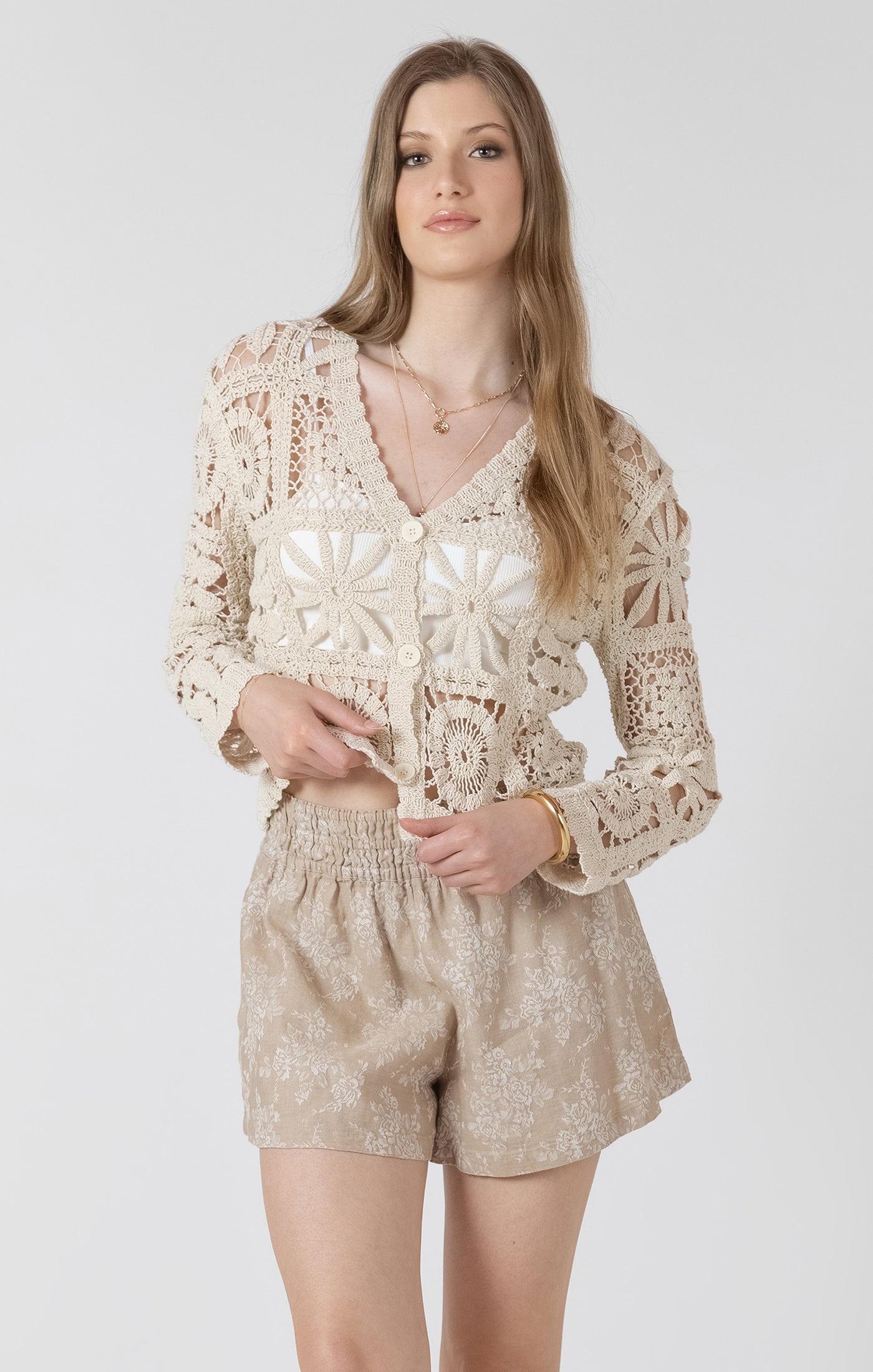 Cardigan en crochet ajouré couleur avoine clair, style léger et féminin, idéal à superposer en été