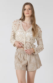 Cardigan en crochet ajouré couleur avoine clair, style léger et féminin, idéal à superposer en été