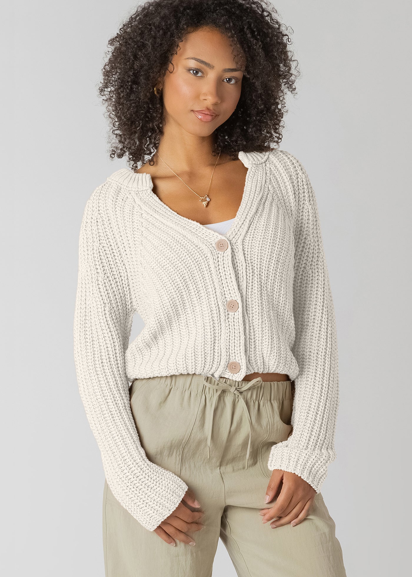 Cardigan en tricot de couleur naturelle, confectionné en coton, style simple et confortable, idéal pour le quotidien.