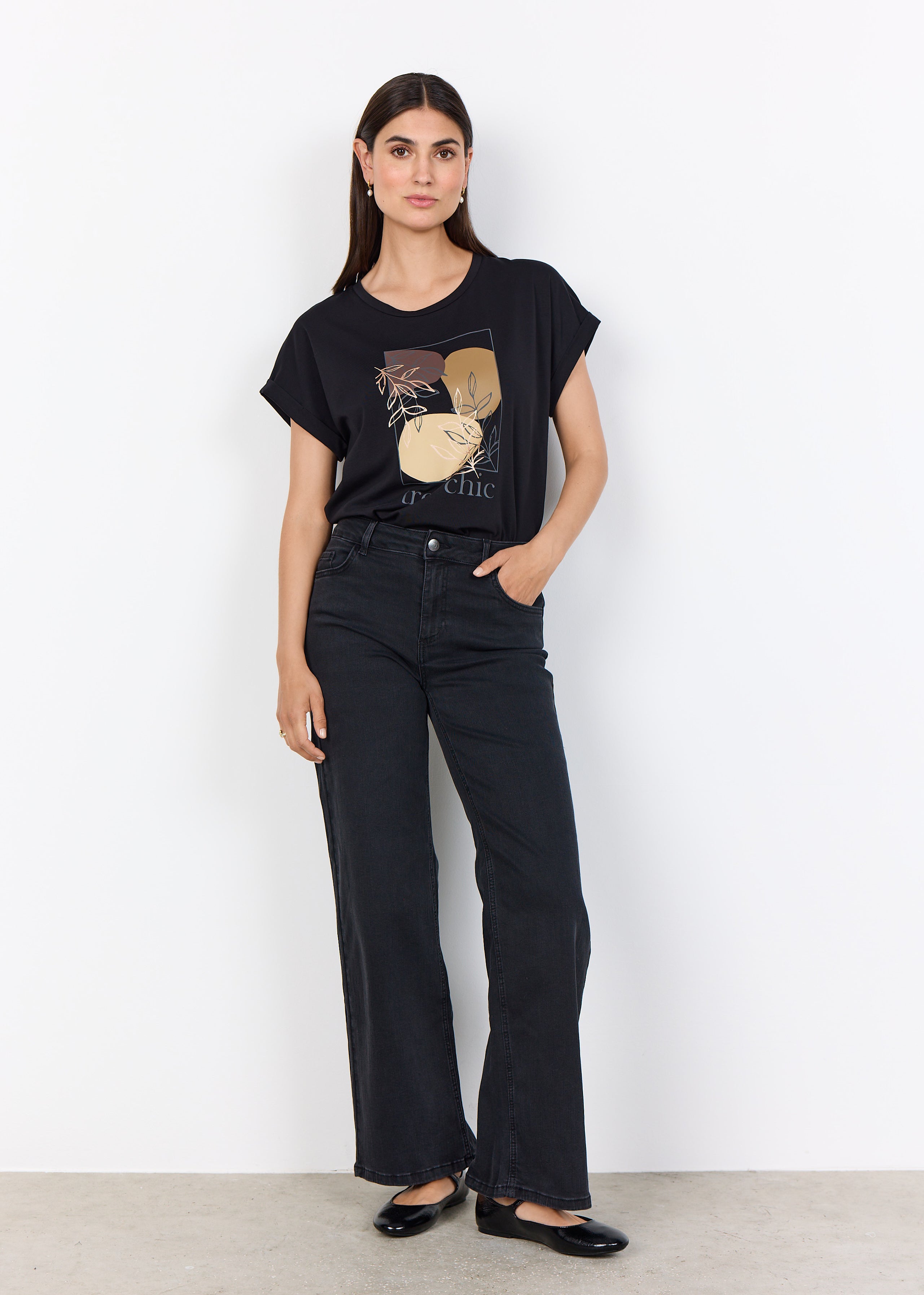 T-shirt classique à manches courtes pour femme, de couleur noir, en coton organique et élasthanne. Marque Soyaconcept.