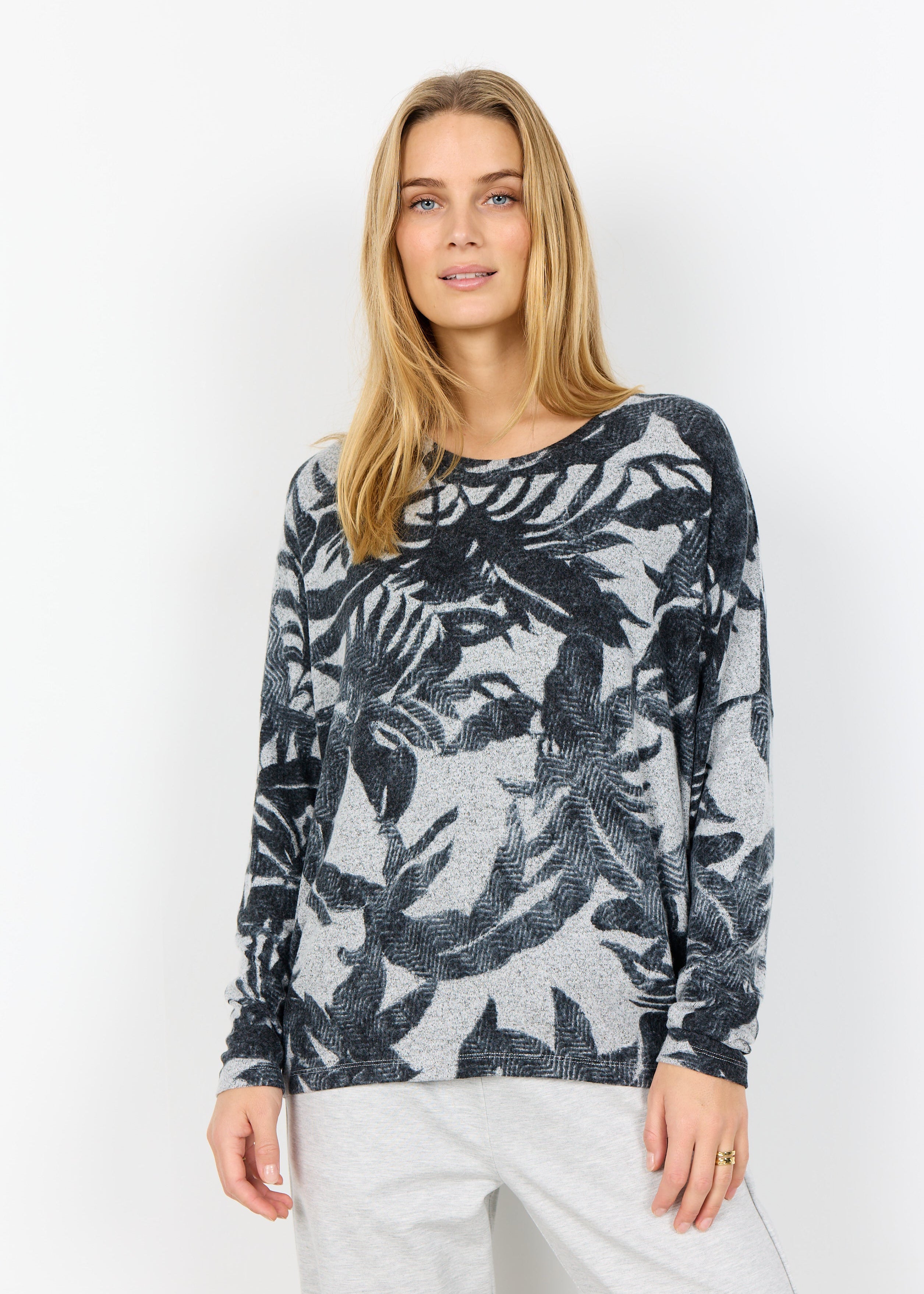 Chandail à manches longues pour femme, coupe décontractée, avec un motif de feuilles vibrant. Fait de viscose LENZING™ ECOVERO™ (74%), polyester et élasthanne. Marque Soyaconcept.