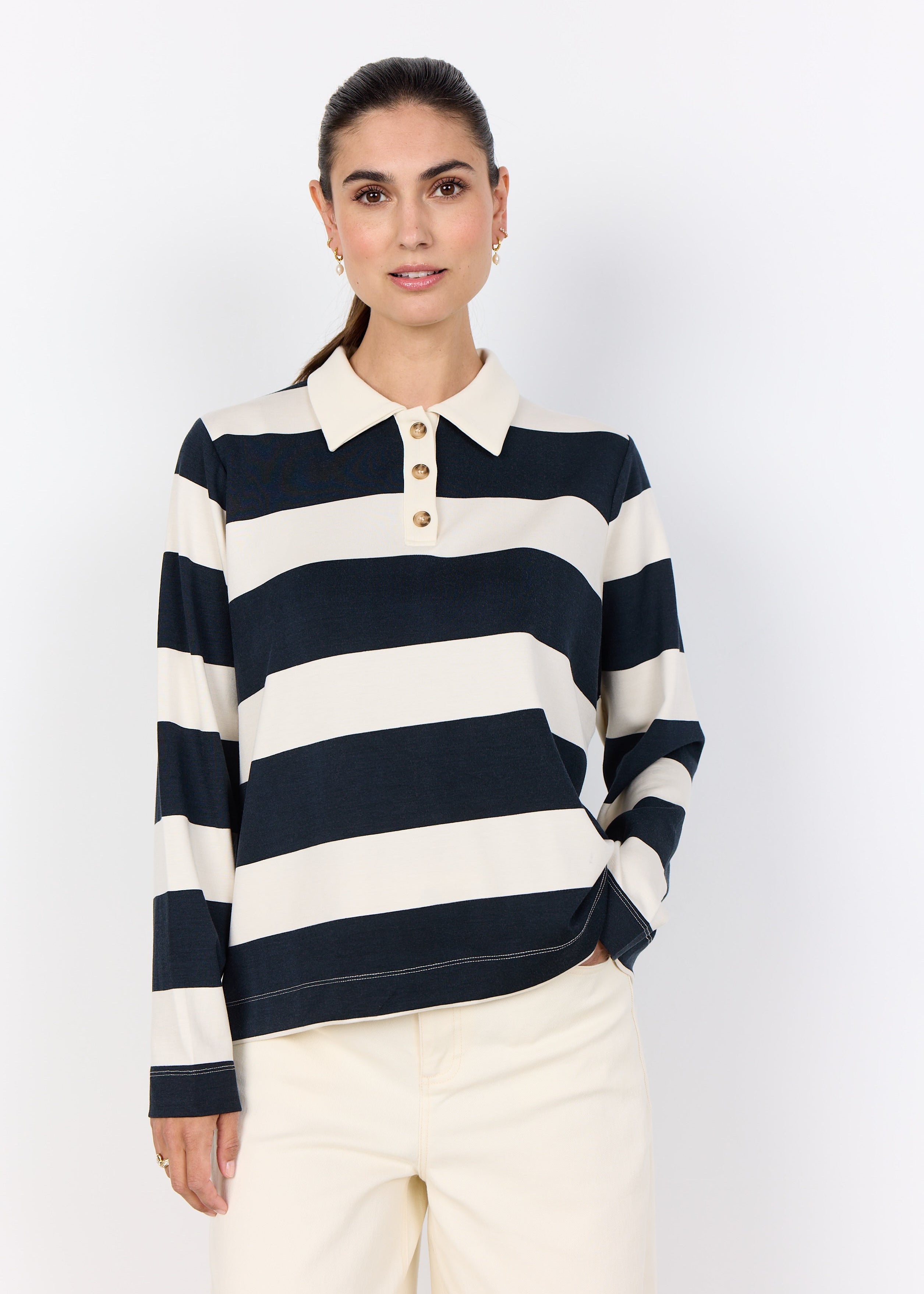 Découvrez le pull Soya Concept. Rayures larges, col classique et détails boutonnés. Tissu doux en modal pour un confort chic.