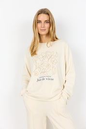 Chandail Coton Modal Brodé Soya Concept en modal doux. Col rond et imprimé floral avec texte. Confortable et idéal pour un look décontracté-chic.