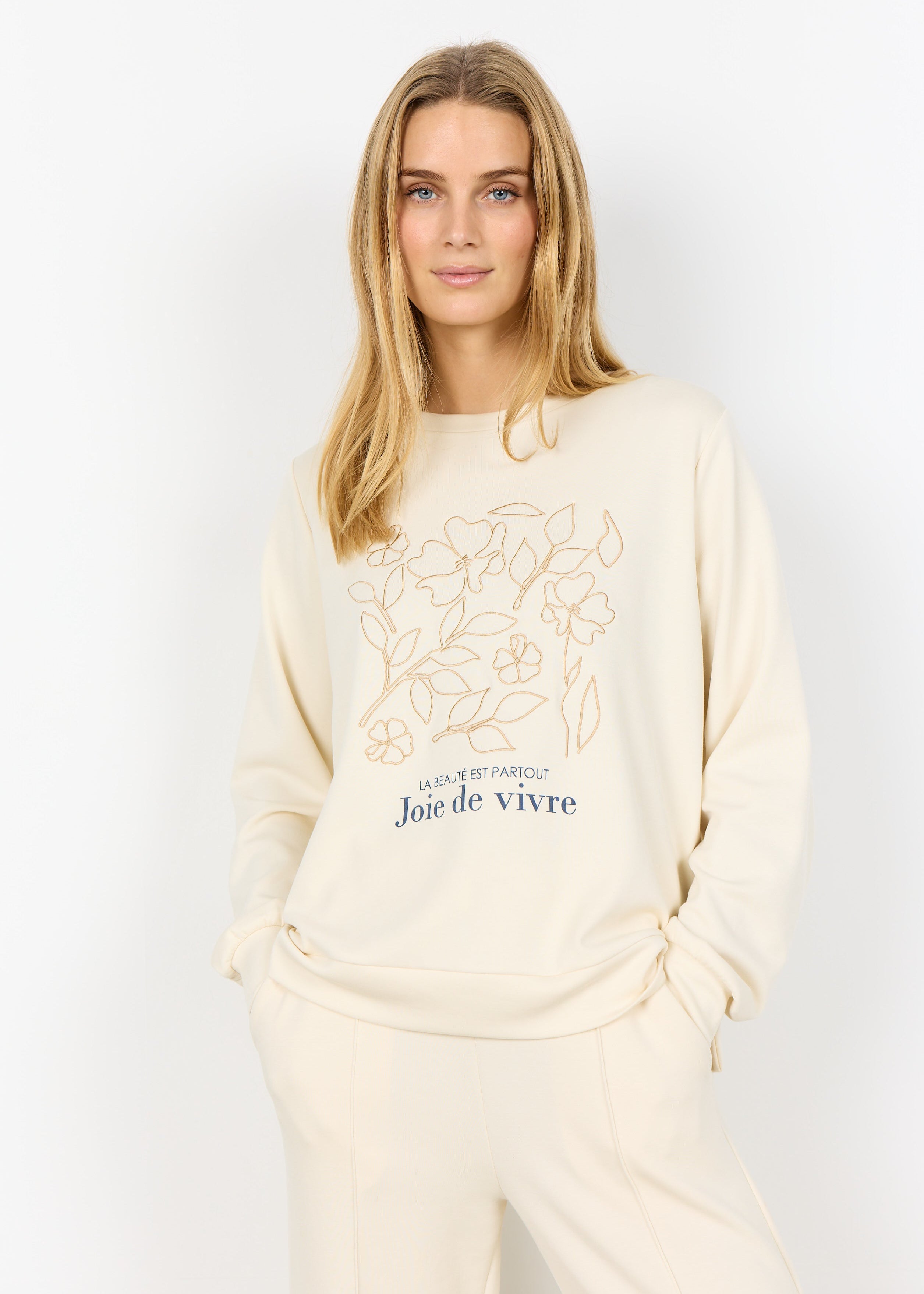 Chandail Coton Modal Brodé Soya Concept en modal doux. Col rond et imprimé floral avec texte. Confortable et idéal pour un look décontracté-chic.