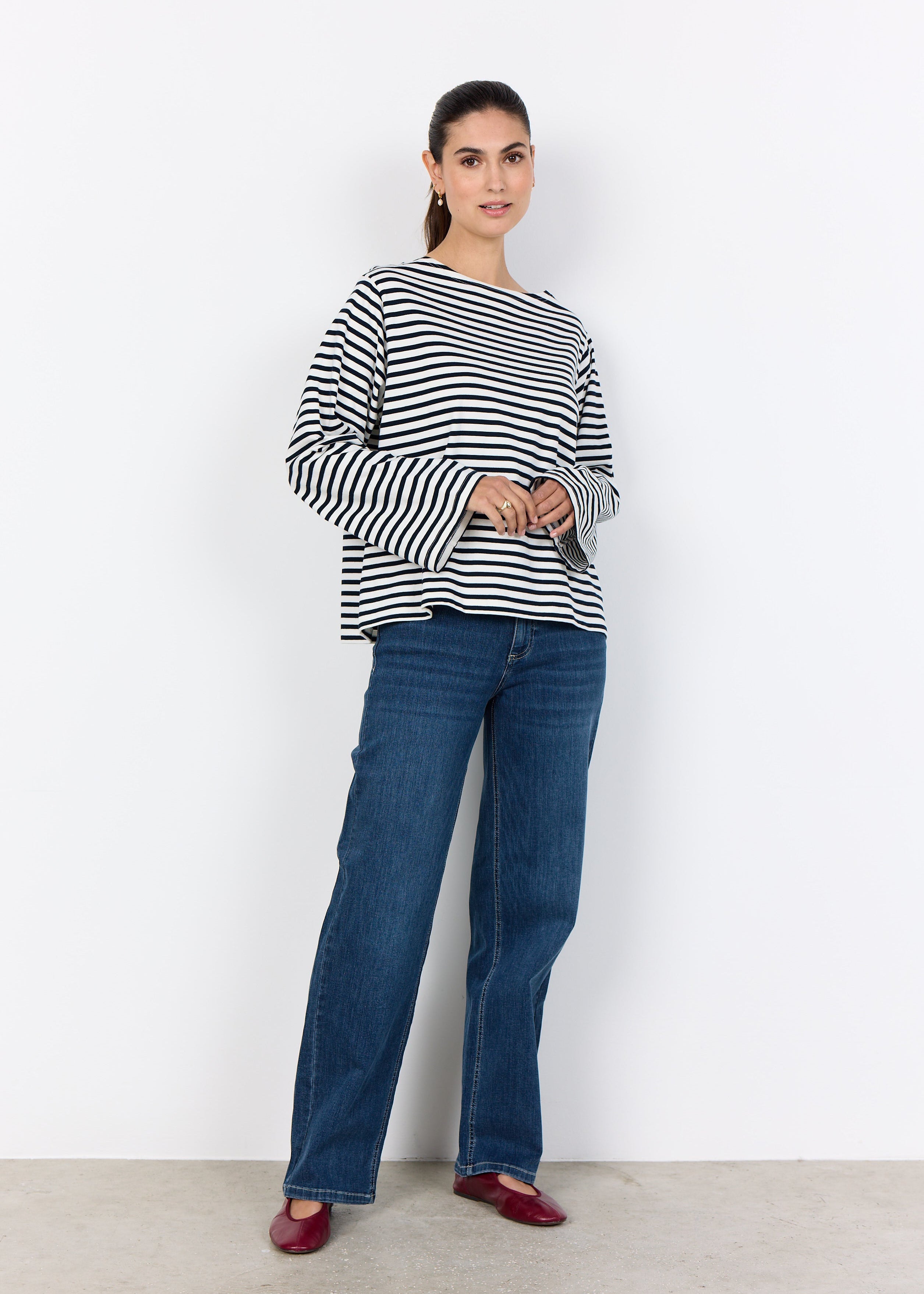 Blouse SC-BRI 1 Soya Concept 100% coton biologique. Rayures classiques, manches larges et encolure bateau. Un indispensable élégant et durable.