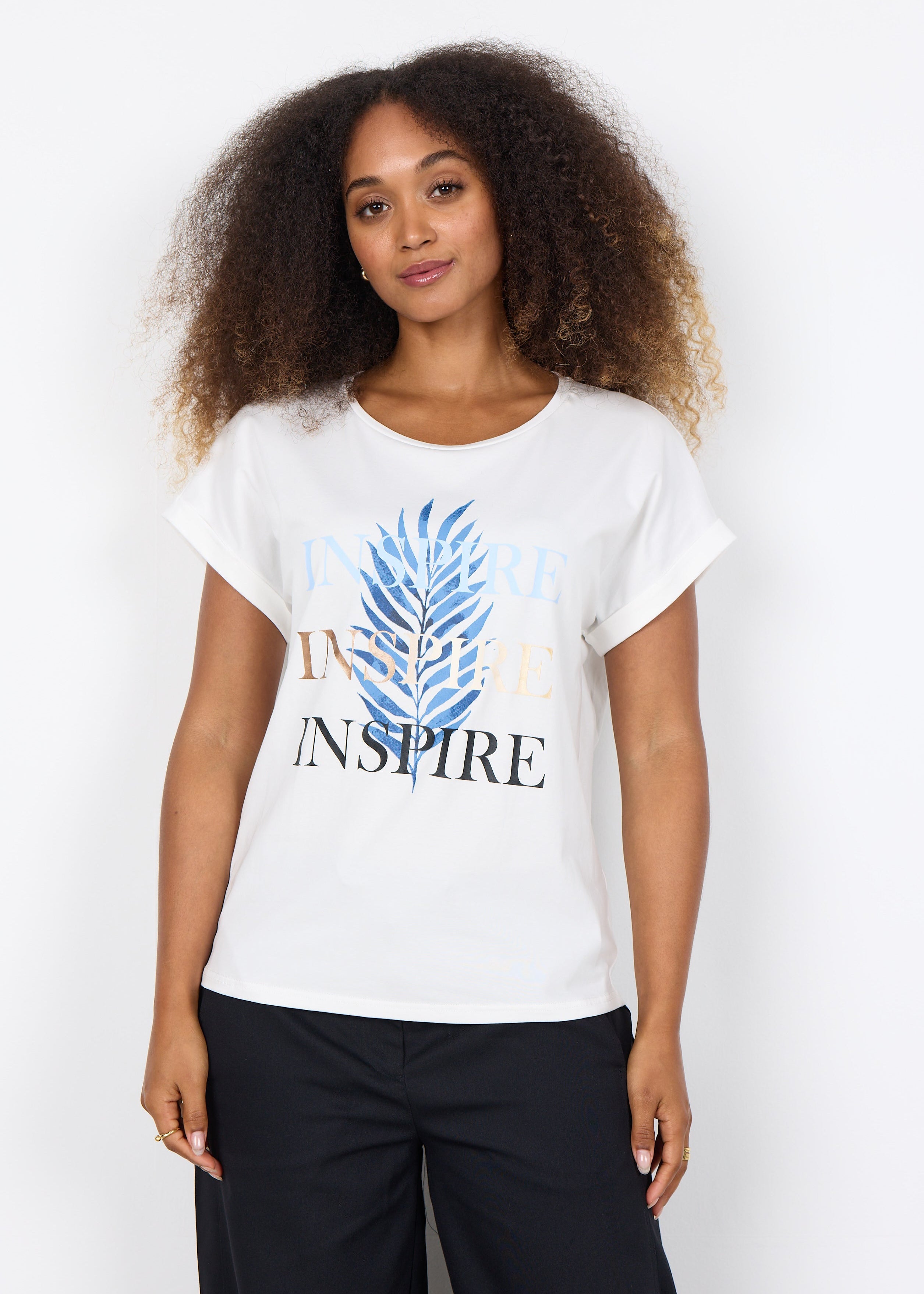 T-shirt SC-Rina FP 13 en coton biologique et élasthanne. Col rond, manches courtes et imprimé graphique inspirant. Idéal pour un look relax et conscient.