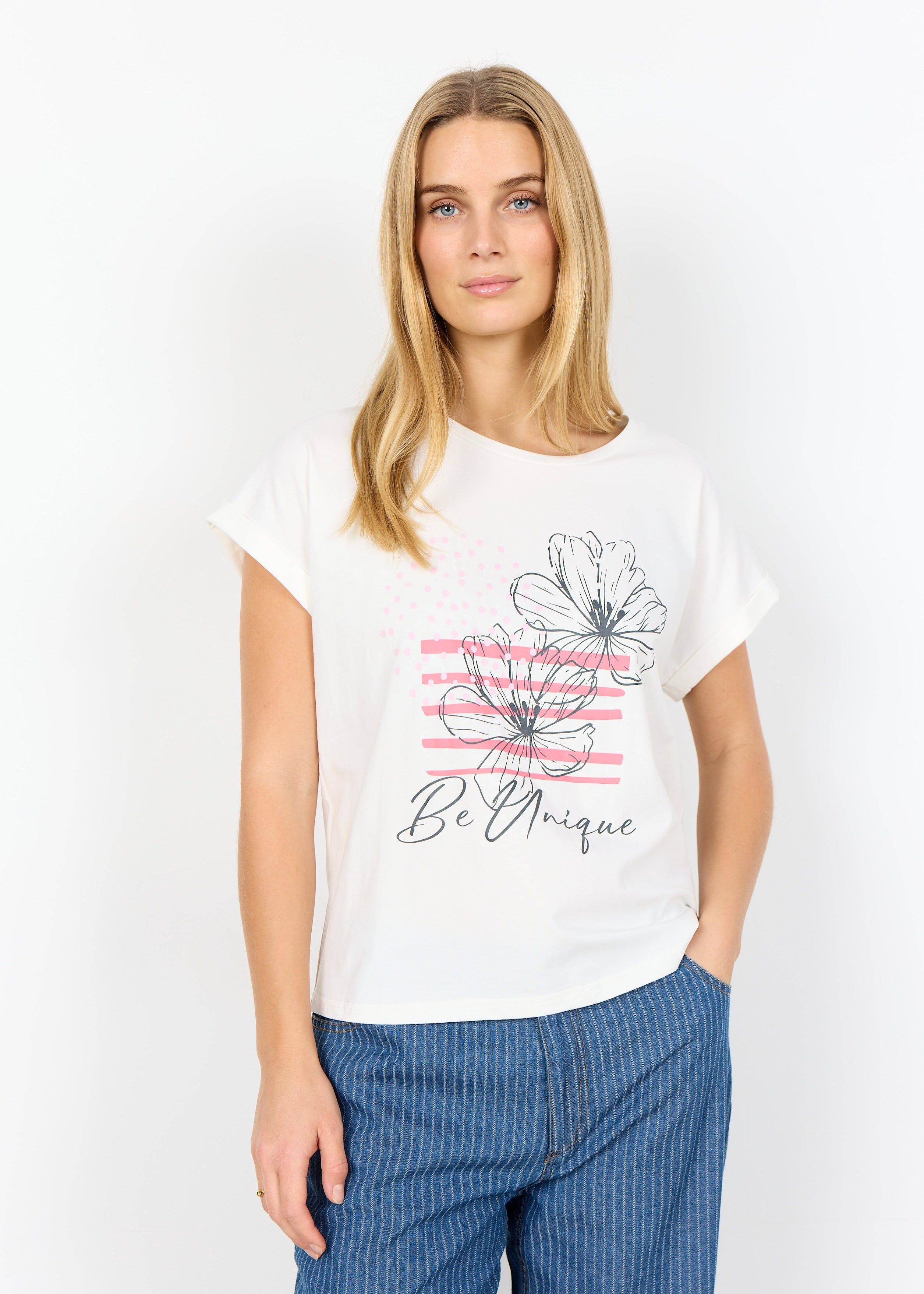 T-shirt graphique de couleur rose Rapture Rose avec dessin de fleurs, col rond, style décontracté et confortable.