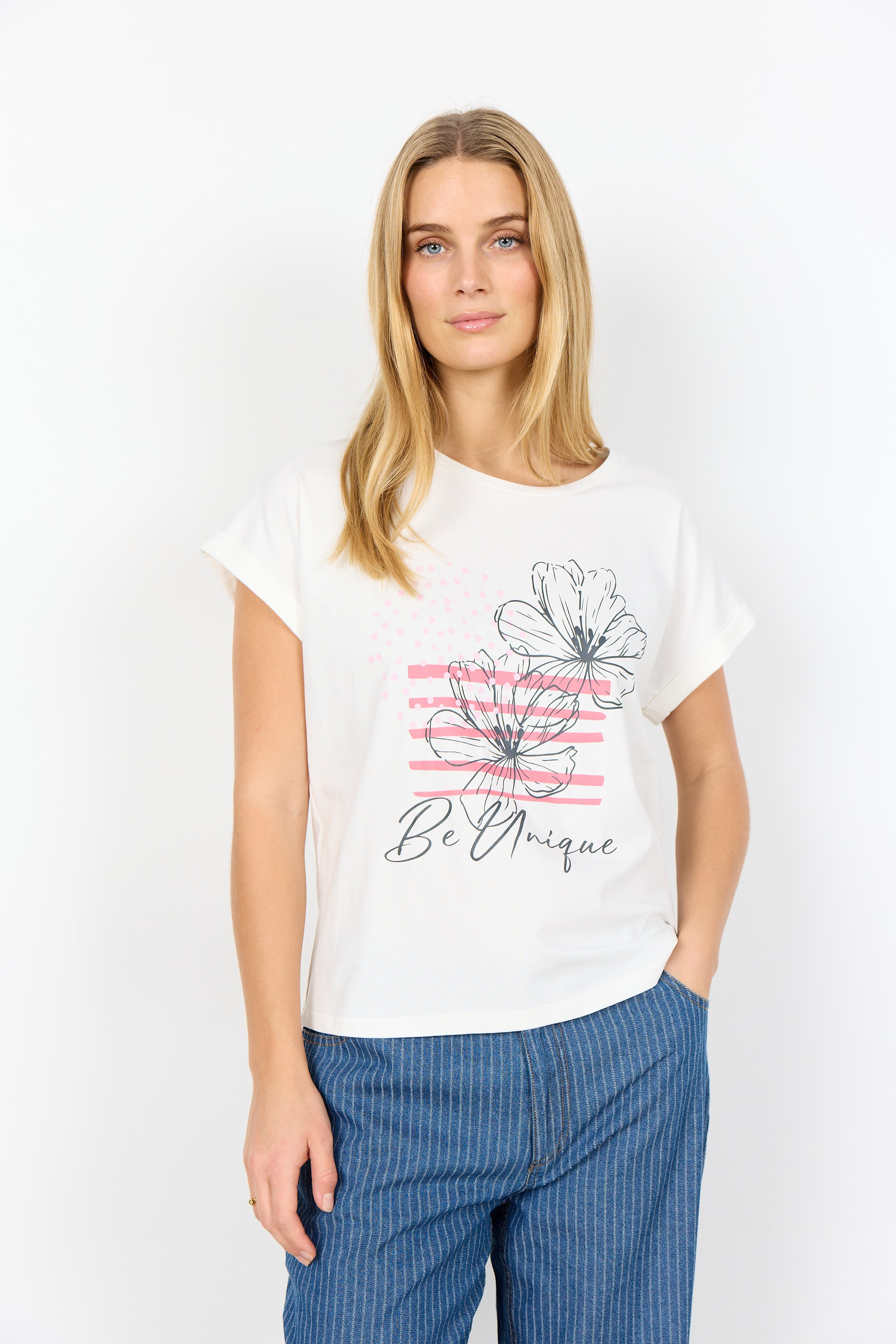 T-shirt graphique de couleur rose Rapture Rose avec dessin de fleurs, col rond, style décontracté et confortable.